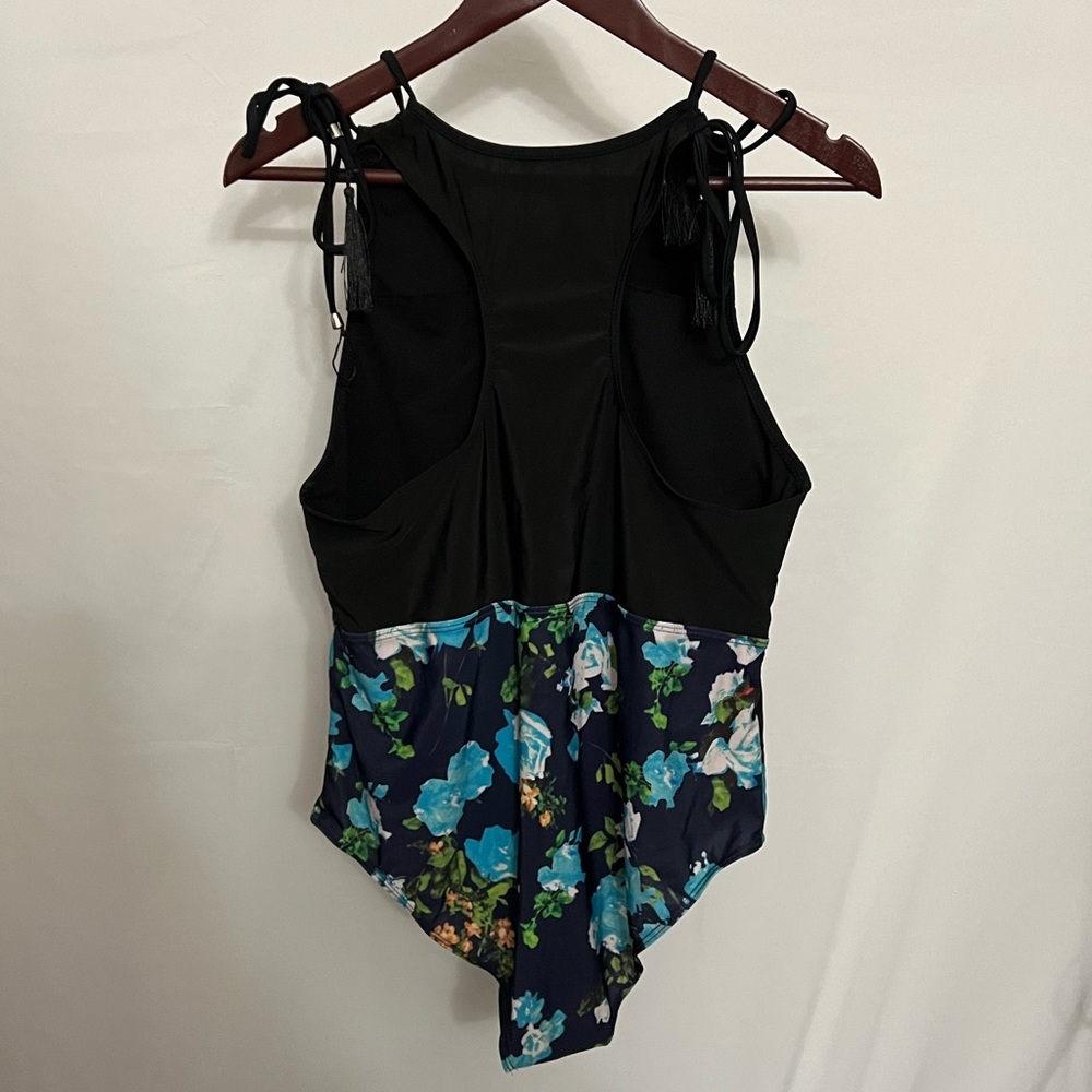 Plus size One Piece - Picture 3 of 5